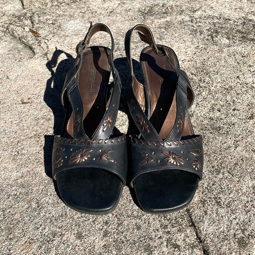 Infinity womens shoes sandals Copper Black 8.5 like new